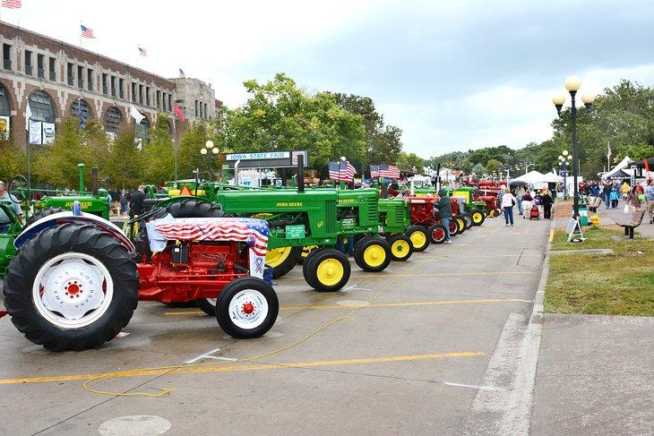 Una exhibición de tractores agrícolas en la Feria Estatal de Iowa