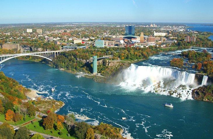 Vue aérienne des chutes du Niagara et du pont Rainbow