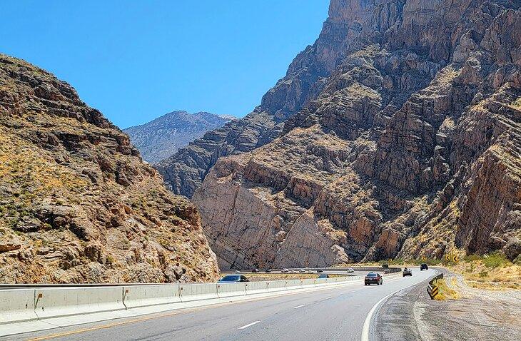 Landschaftlicher Abschnitt der I-15 nördlich von Mesquite