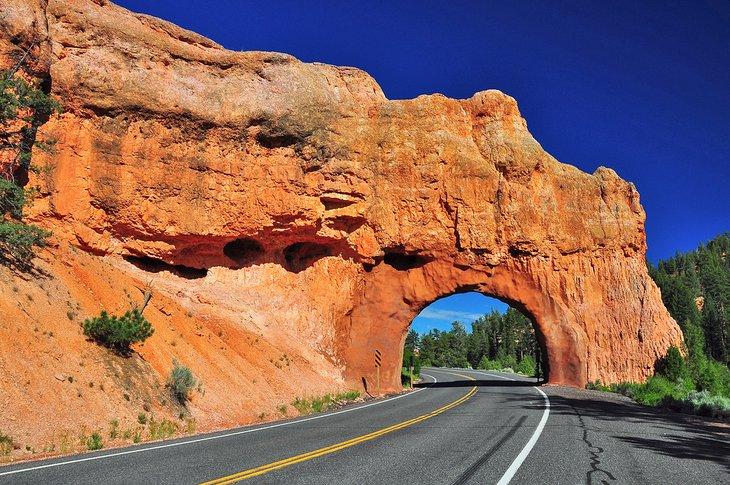 Roter Bogen-Tunnel auf dem Weg zum Bryce Canyon Nationalpark