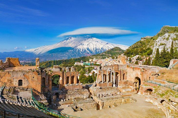 Antike griechische Theaterruinen in Sizilien mit dem schneebedeckten Ätna im Hintergrund