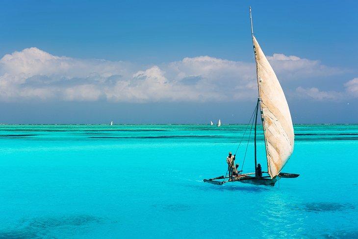 Ein Dhow-Segelboot in Sansibar