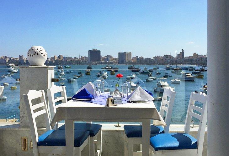 Comedor en una de las restaurantes de pescado junto al puerto de Alejandría