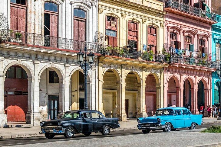 Edificios coloridos en La Habana Vieja