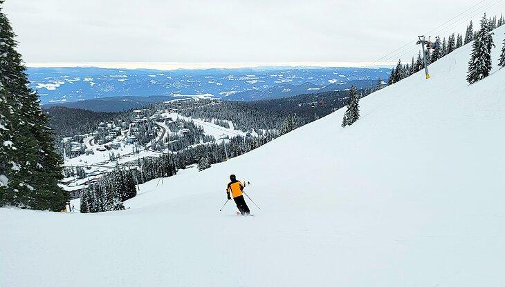 Esquiador en las pistas de Silverstar Mountain Resort