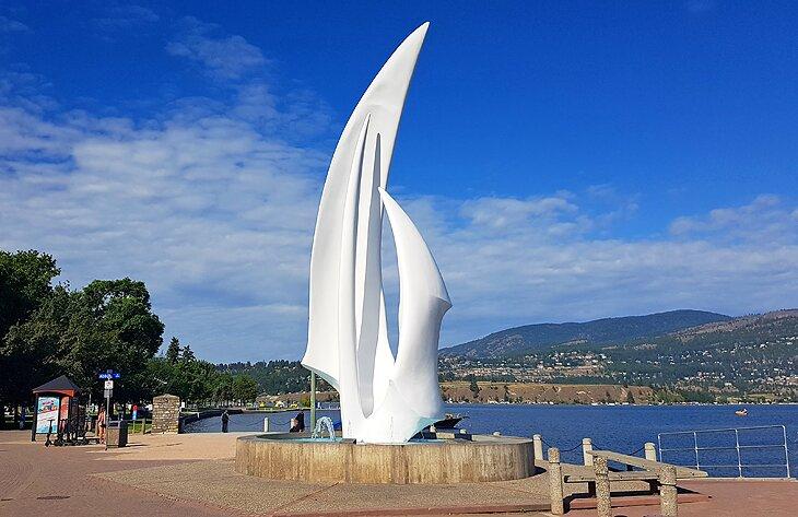 El paseo marítimo de Kelowna en verano