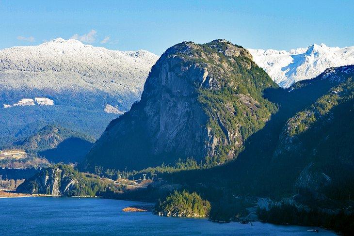 Stawamus Chief y la montaña Garibaldi en Squamish, Columbia Británica
