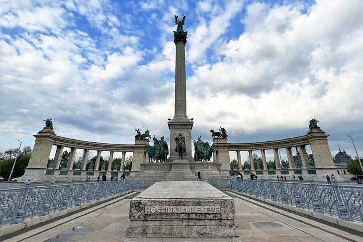Monumento del Milenio en la Plaza de los Héroes