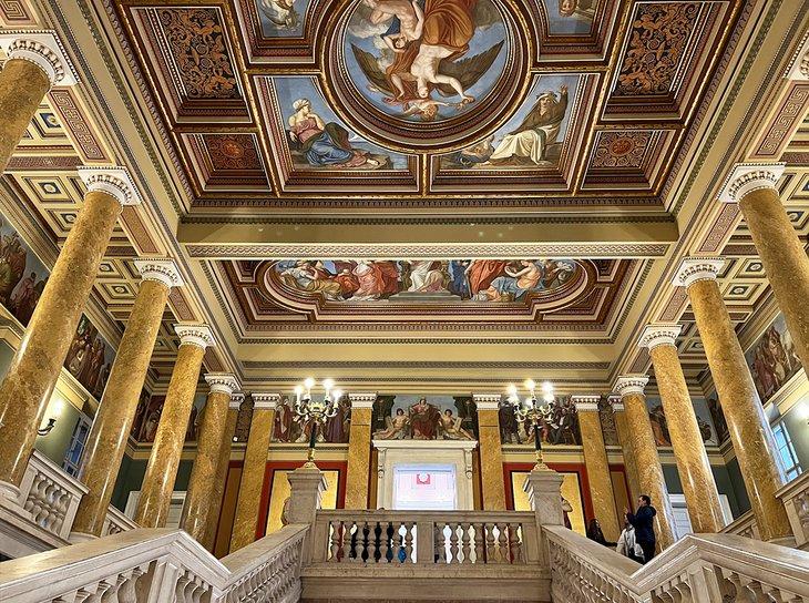 Interior del Museo Nacional de Hungría (Magyar Nemzeti Múzeum)