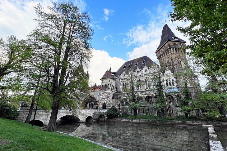 Castillo Vajdahunyad, Parque de la Ciudad (Városliget)