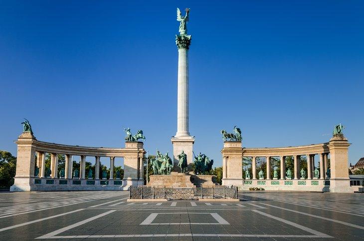 Plaza de los Héroes y el Monumento del Milenio