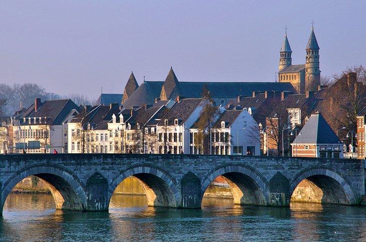 Puente antiguo en Maastricht