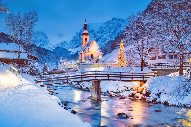 Iglesia parroquial de San Sebastián en Ramsau durante el invierno