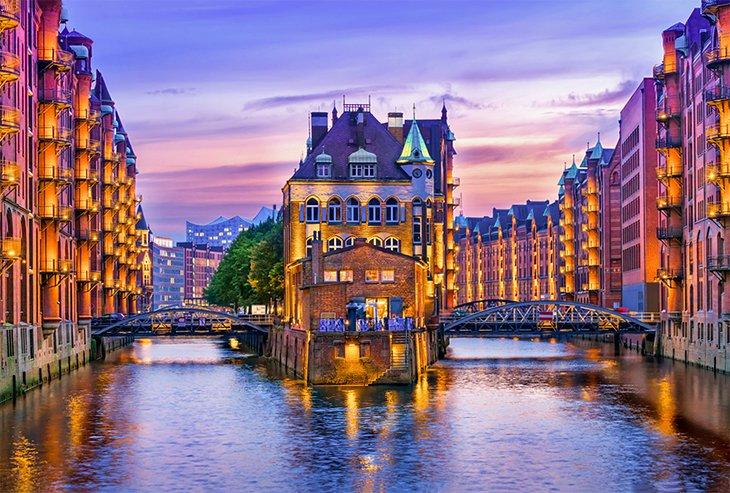 Distrito de almacenes Speicherstadt en Hamburgo al anochecer