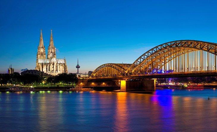 Catedral de Colonia y el río Rin de noche