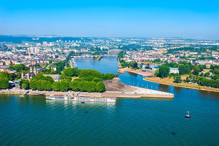 Vista aérea donde se encuentran los ríos Rin y Mosela en el Deutsches Eck