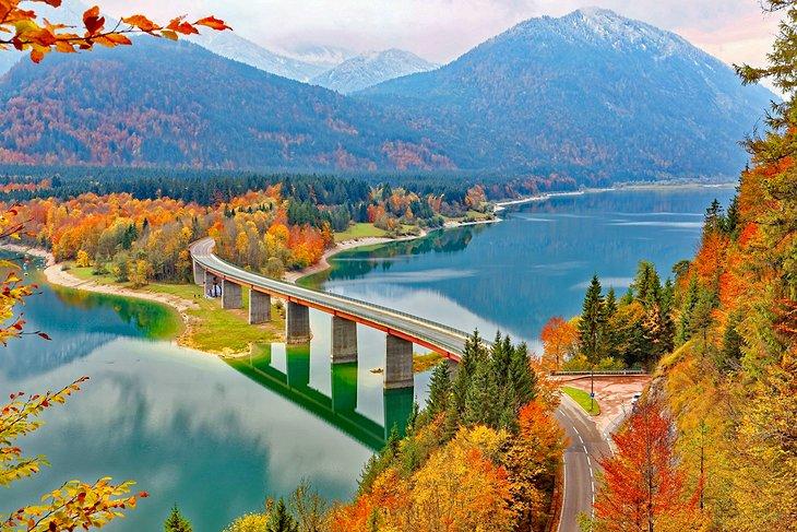 Puente sobre la presa de Sylvenstein durante el otoño