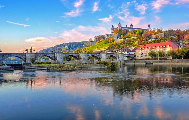 Fortaleza de Marienberg y el antiguo puente del Rin en Wurzburg al atardecer