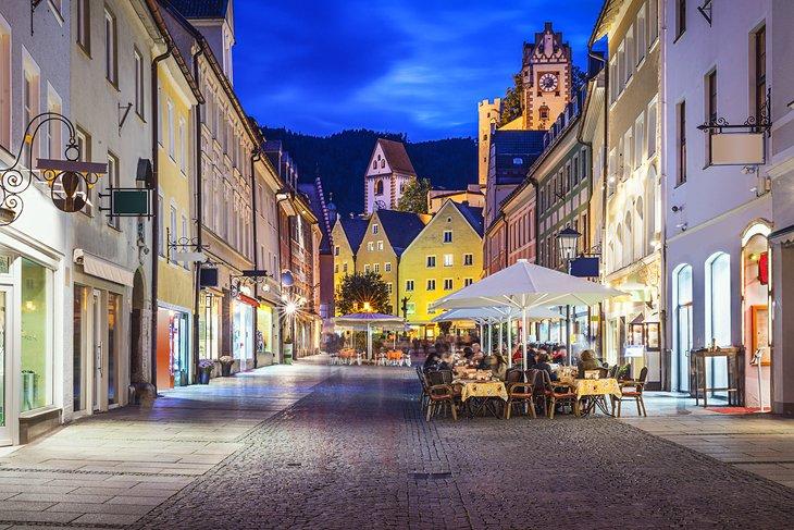 Foto nocturna de la hermosa ciudad de Füssen en la Ruta Romántica