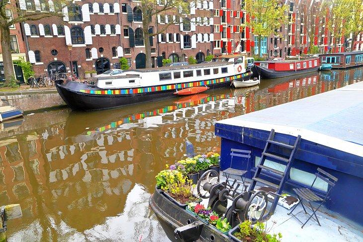 Casa flotante y edificios antiguos en Jordaan