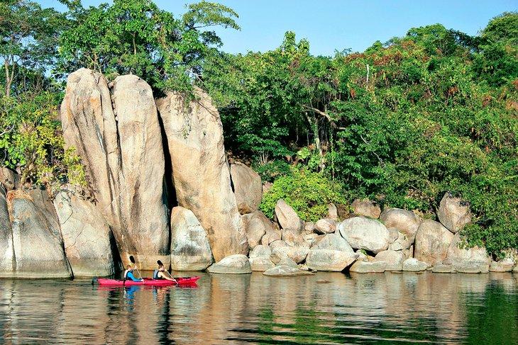 Kayakistas explorando el Lago Malawi