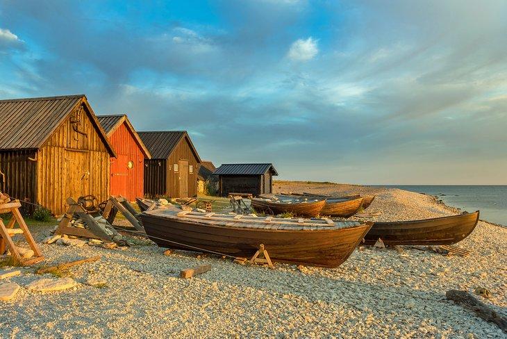 Cabañas de pesca y barcos en la playa en Fårö