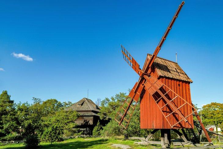 Viejo molino de viento en Skansen