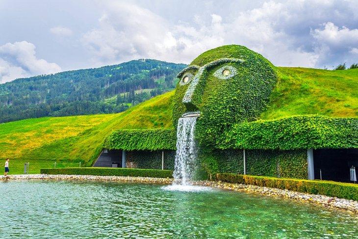 Cascada gigante en la entrada de Swarovski Kristallwelten
