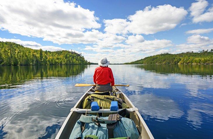 Un piragüista disfrutando del área salvaje de Boundary Waters Canoe