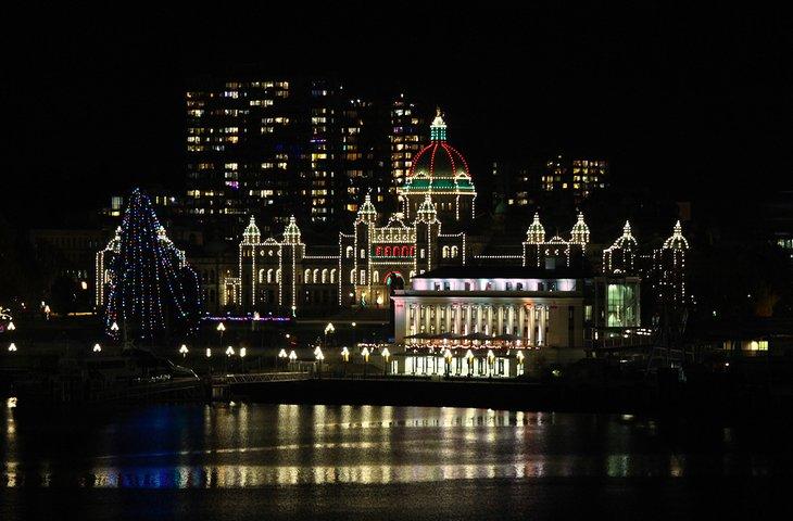 Edificios del Parlamento y el Puerto Interior de noche