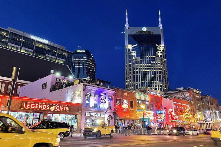 Lower Broadway por la noche