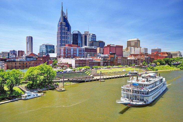 El barco de vapor General Jackson navegando frente a Downtown Nashville