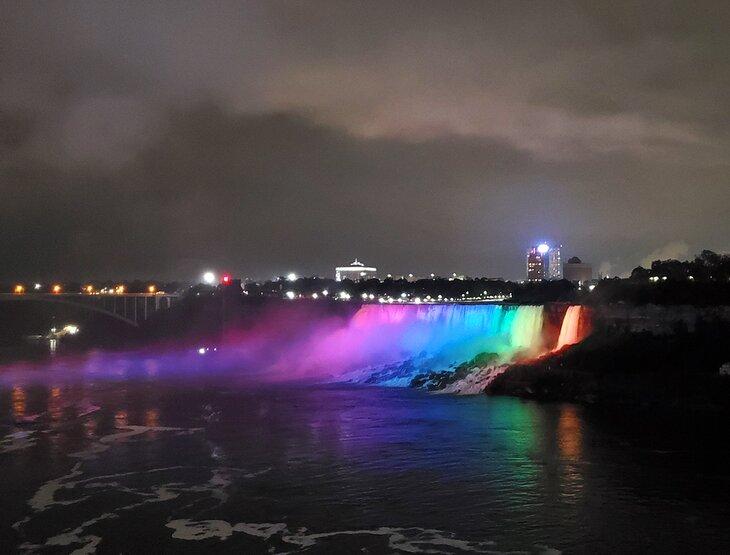 Las Cataratas Americanas en las Cataratas del Niágara iluminadas por la noche