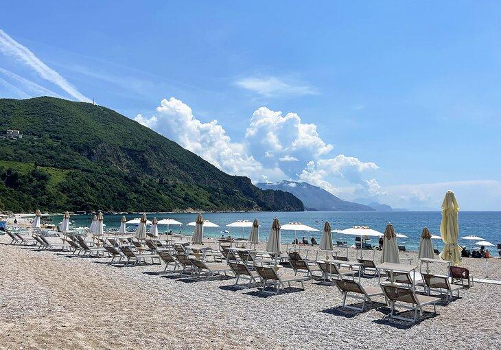 Une plage de la Riviera de Budva