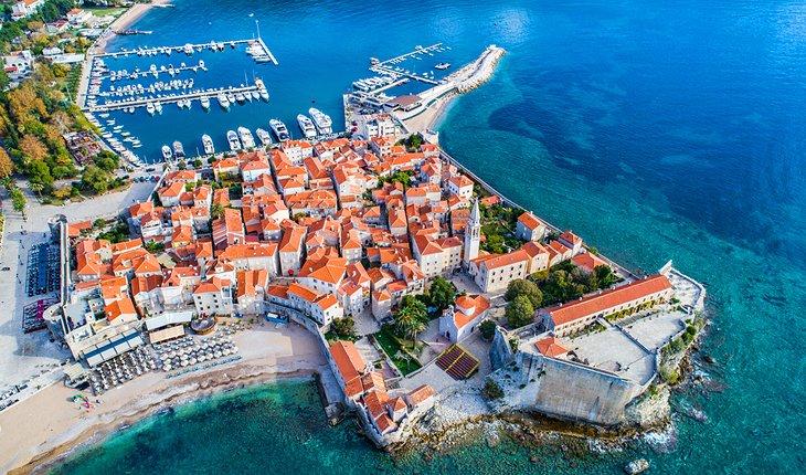 Vue aérienne de la Riviera de Budva