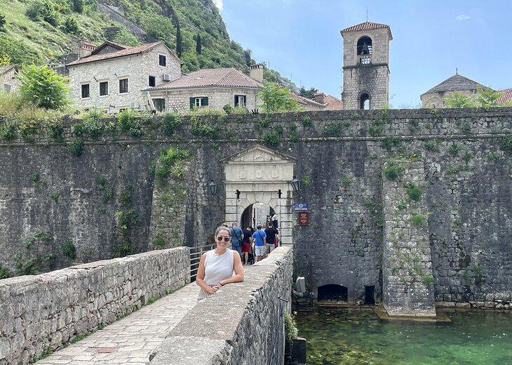 L'auteure Meagan Drillinger devant les remparts de la ville