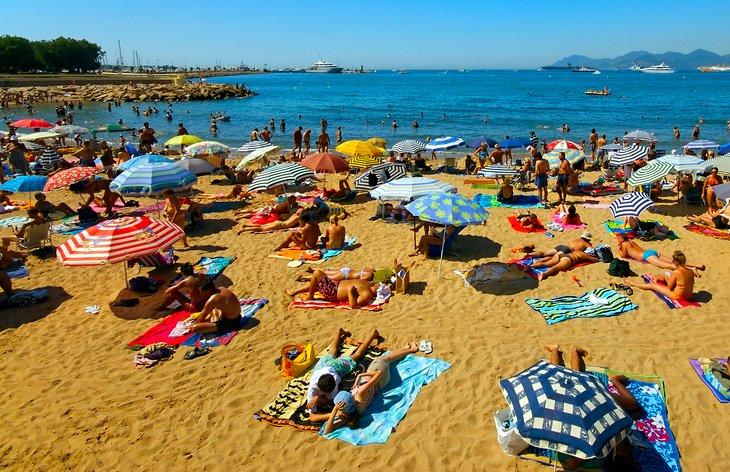 Playa pública concurrida en Cannes