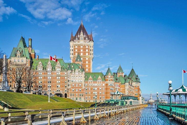 Castillo Frontenac y Terraza Dufferin en primavera
