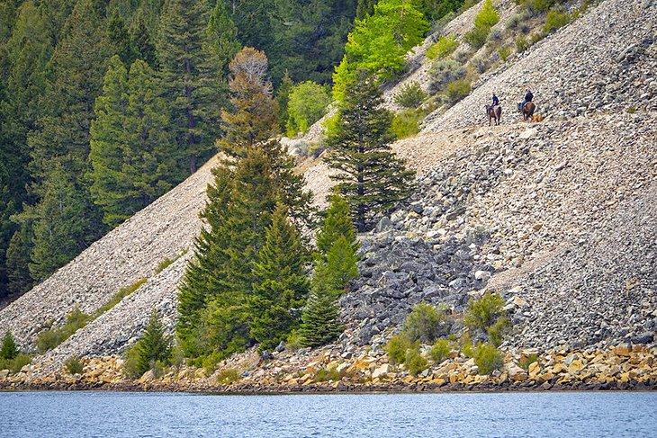 Jinetes a caballo sobre el Lago Browns, Montana