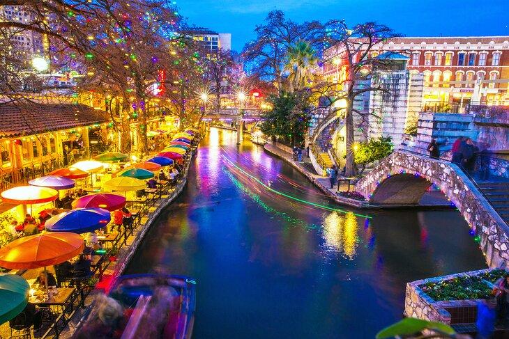 Paseo del Río de San Antonio en una noche de invierno