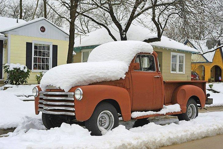 Camioneta clásica cubierta de nieve en Fort Worth