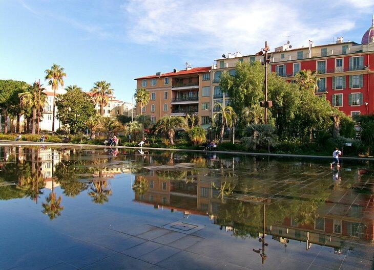 Miroir d'Eau auf der Promenade du Paillon