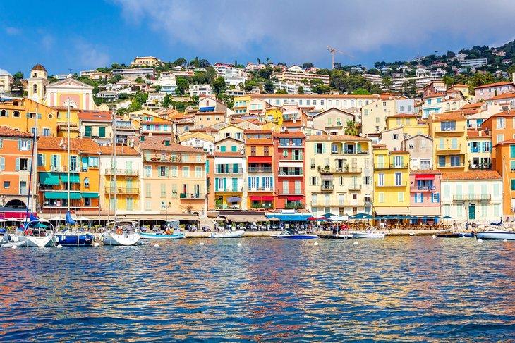 Blick auf Villefranche-sur-Mer von einer Küstenschifffahrt