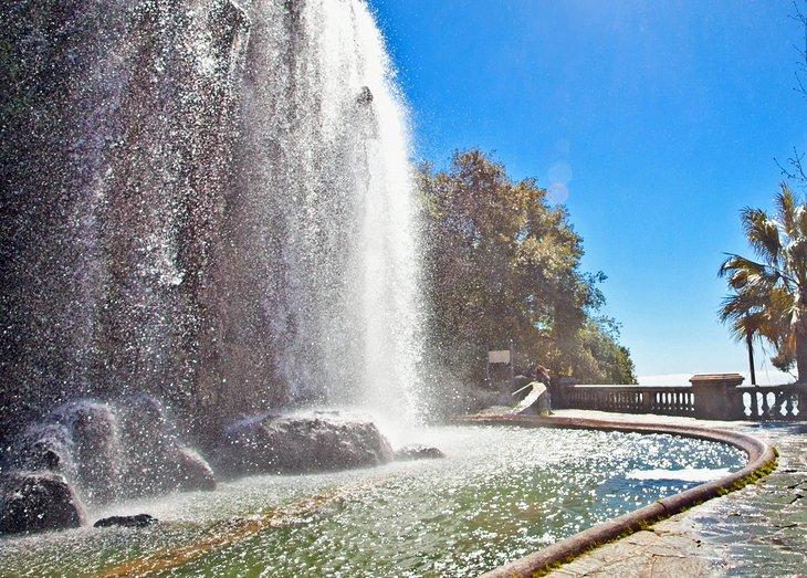 Wasserfall im Parc de la Colline du Château (Schlosspark)