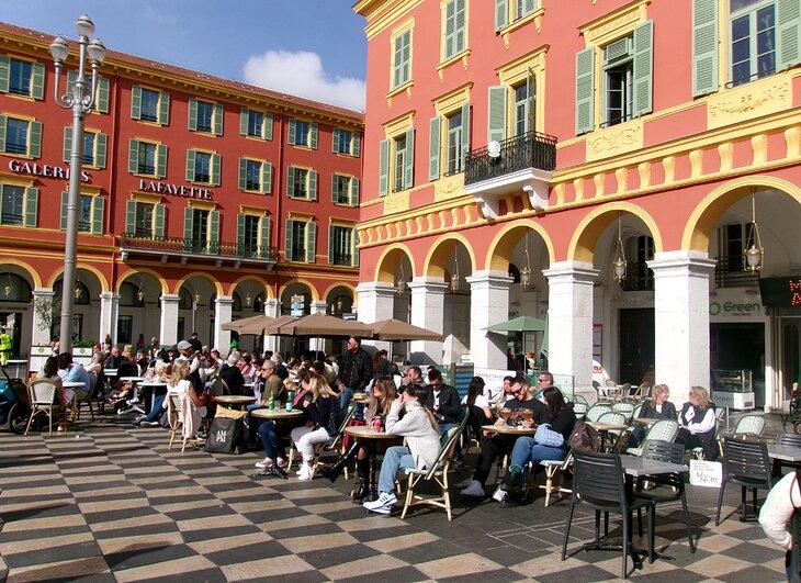 Außen-Cafés am Place Massena