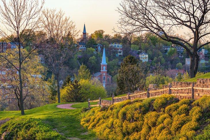 Colinas onduladas y edificios históricos en Galena