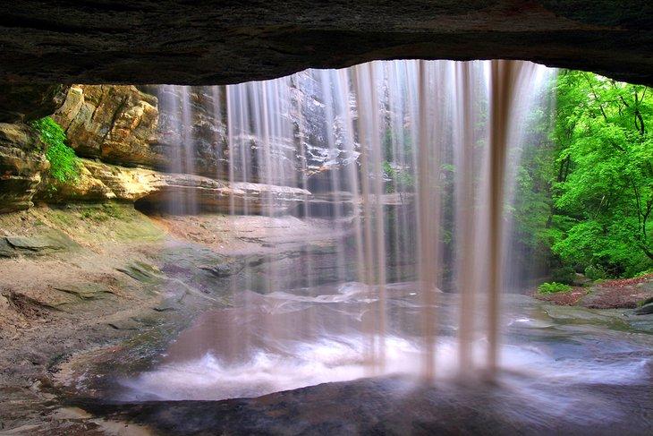 Detrás de las Cascadas Lasalle en el Parque Estatal Starved Rock