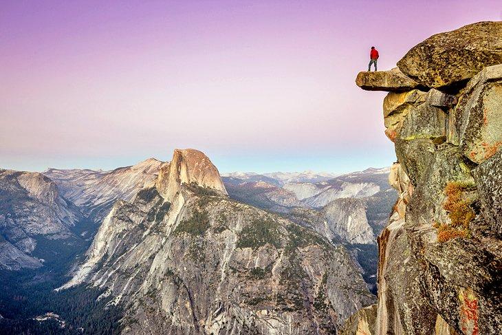 Senderista de pie en Glacier Point con vista a Half Dome en el Parque Nacional de Yosemite