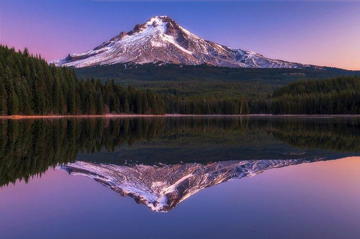 Montaña Hood reflejada en Trillium Lake al amanecer