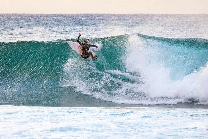 Surfen am Banzai Pipeline auf Oahu